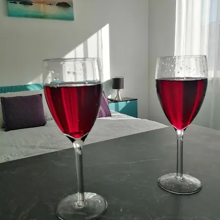 чудова, стильна студія біля вднг Apartment *